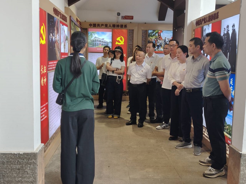 黨員、干部職工在南寧市共產(chǎn)黨人精神譜系主題園內(nèi)參觀.jpg