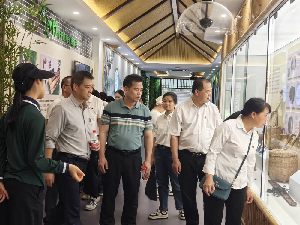 黨員、干部職工在南寧市廉潔文化主題園內(nèi)參觀.jpg